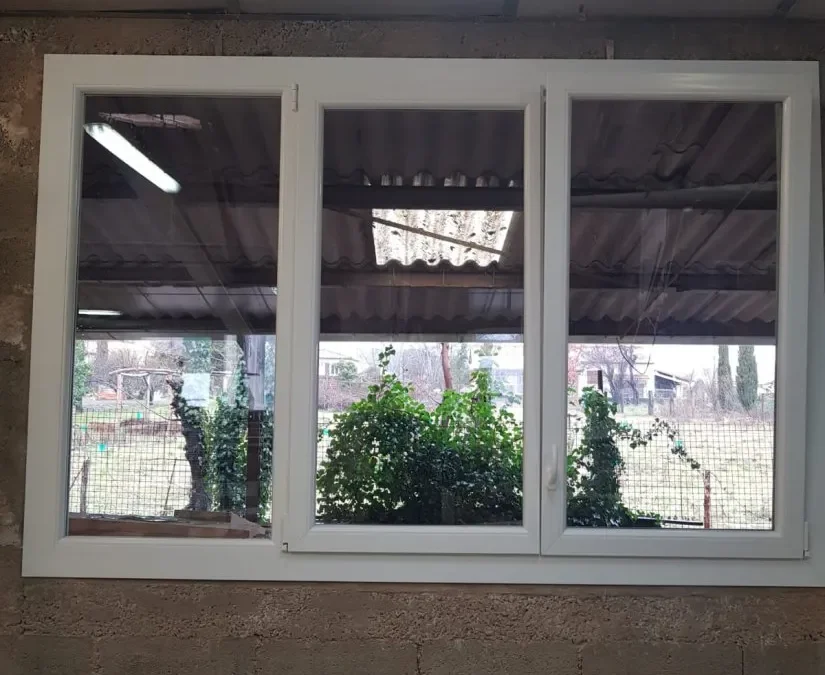 Menuiseries en PVC blanc avec soubassement plein et serrure