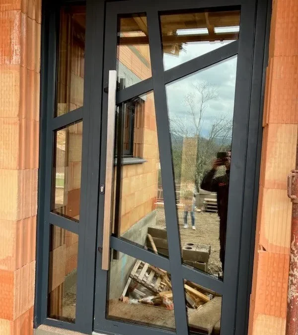 Porte d’entrée entièrement vitrée avec effet miroir saint julien les rosiers