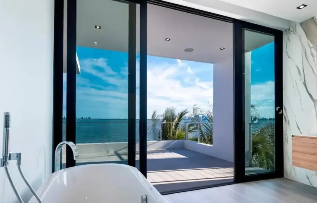 ☀️ AB FENÊTRE : L’installation de votre coulissant technal aluminium sur mesure dans un appartement à Le Couchant, La Grande Motte