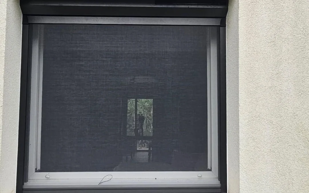 Réalisations de moustiquaires à st jean du pin: moustiquaire enroulement et accordéon pour fenêtre et porte Fenêtre par AB FENÊTRE – Le confort sans compromis dans le Gard