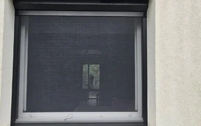 Réalisations de moustiquaires à st jean du pin: moustiquaire enroulement et accordéon pour fenêtre et porte Fenêtre par AB FENÊTRE – Le confort sans compromis dans le Gard