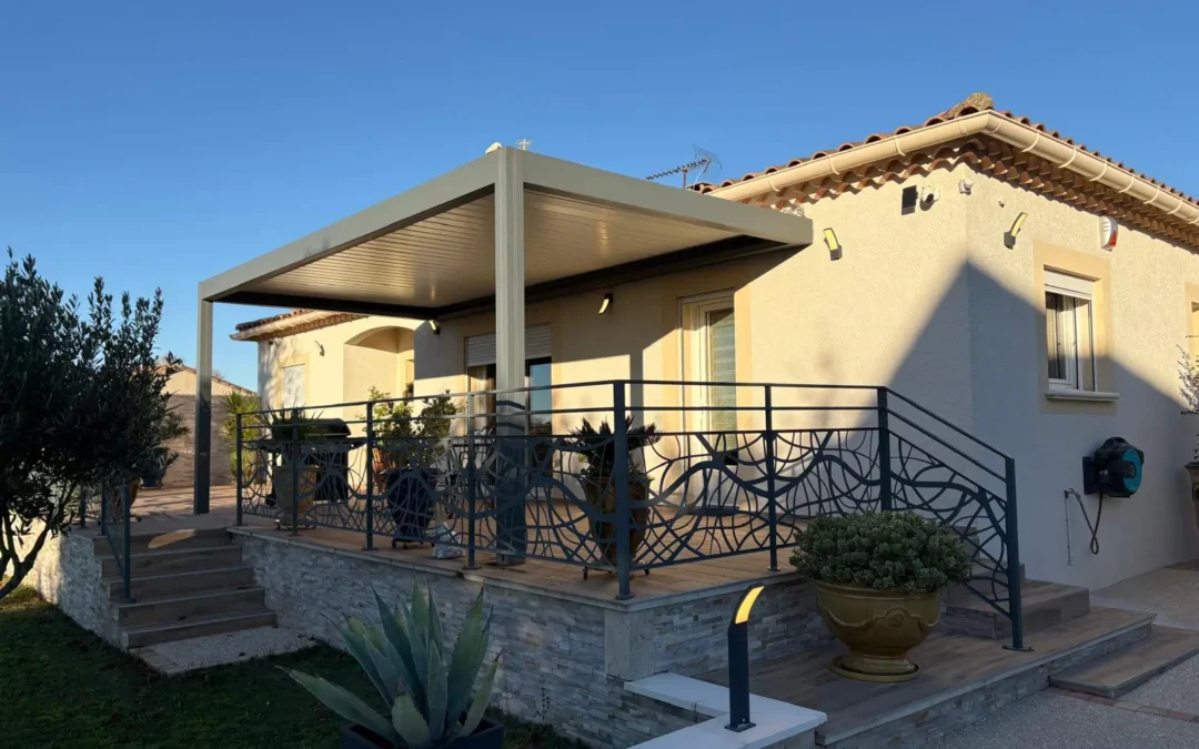 Installation porte d&rsquo;entrée aluminium et pergola bioclimatique adossée à Alès dans le Gard