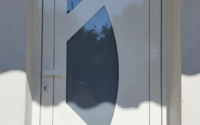 Porte d’entrée aluminium blanche – Menuiserie aluminium à Bagard (Gard) | AB Fenêtre