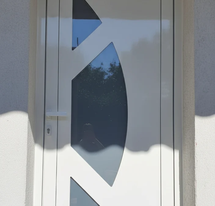 Porte d’entrée aluminium blanche – Menuiserie aluminium à Bagard (Gard) | AB Fenêtre