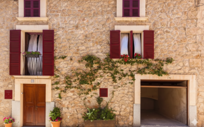 Rénovation de menuiseries à Clarensac : Charme du rouge vin sur pierre de village