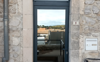 Menuiserie aluminium gris anthracite RAL 7016 et vitrage sécurité effet miroir dans le Gard (30)