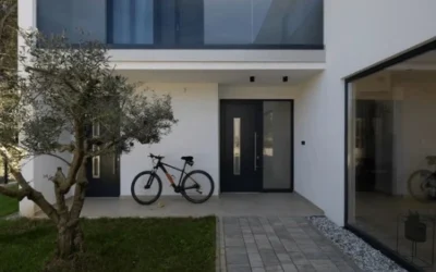 Installation de menuiseries et portes alu sur maison neuve à Carnon