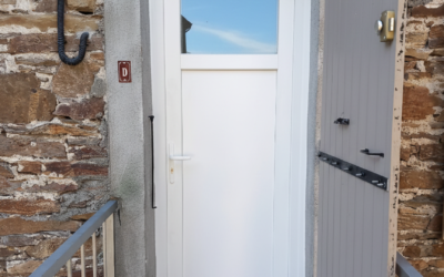 Installation d&rsquo;une porte d&rsquo;entrée PVC blanche à Saumane
