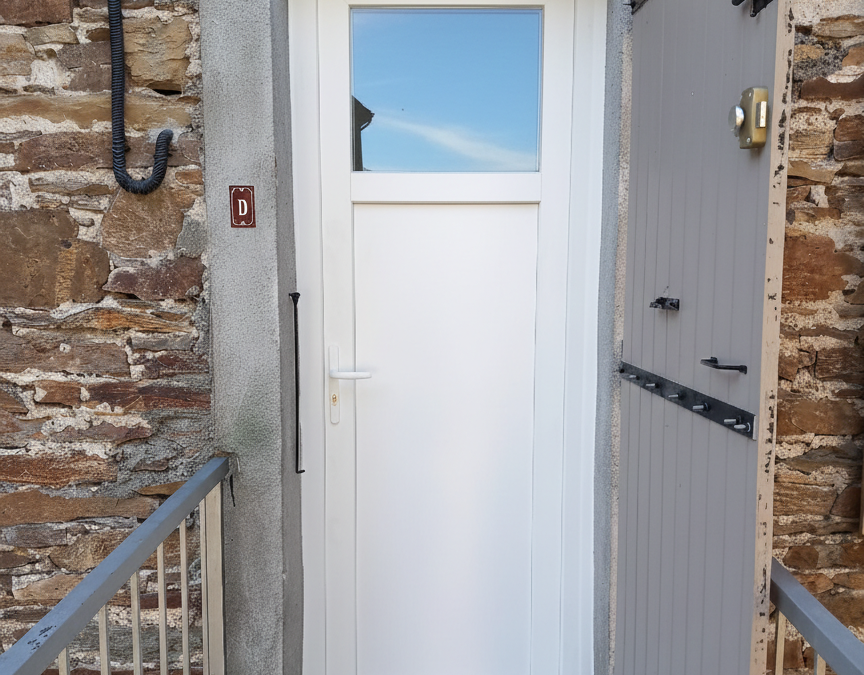 Installation d&rsquo;une porte d&rsquo;entrée PVC blanche à Saumane