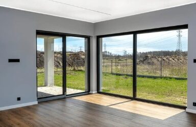 Grandes baies vitrées : Comment faire entrer la lumière sans perdre en chaleur ?